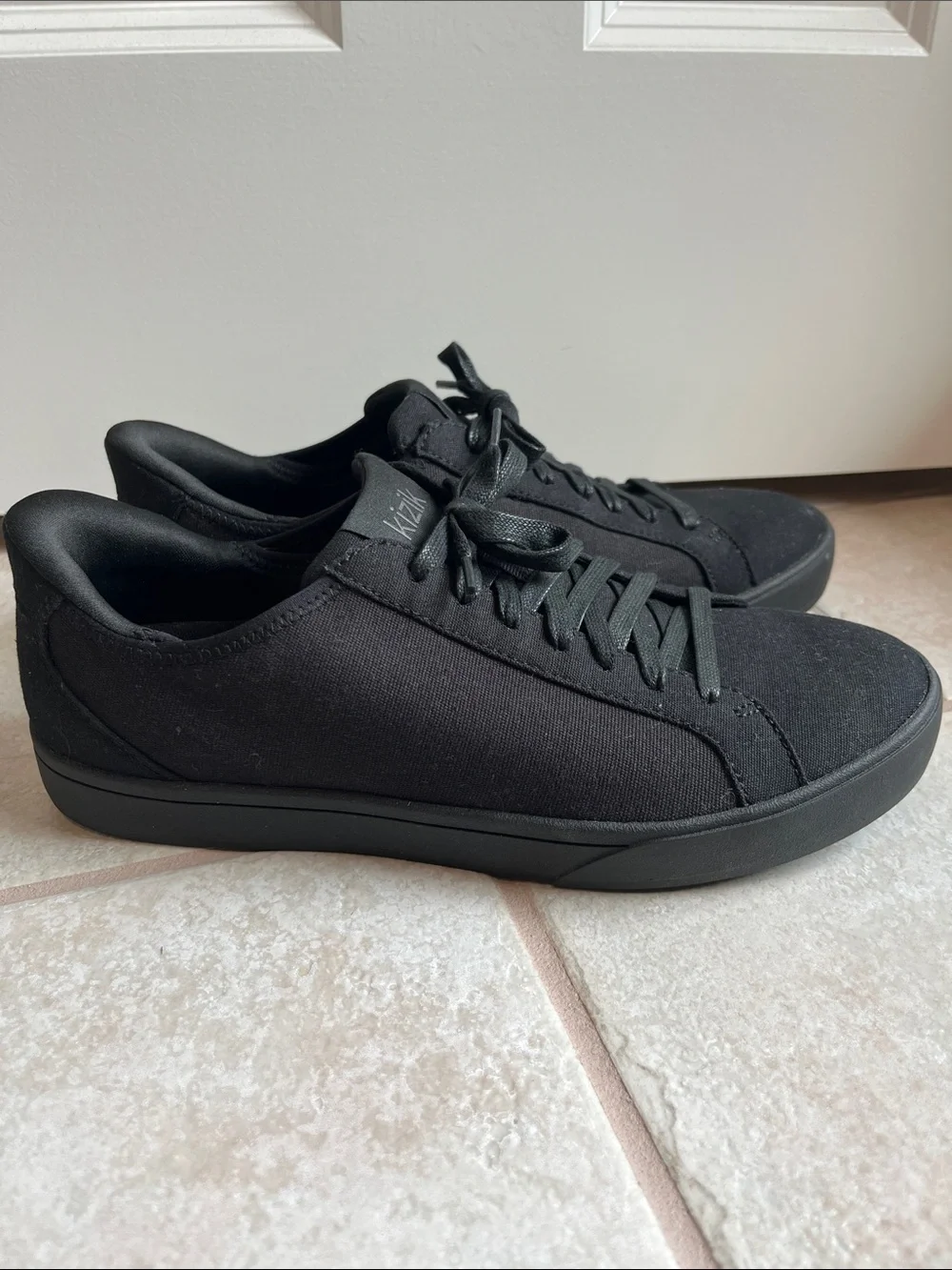 EUC Hands-free Kizik Irvine Canvas Sneaker Blackout M 8.5 / W 10 Standard Width